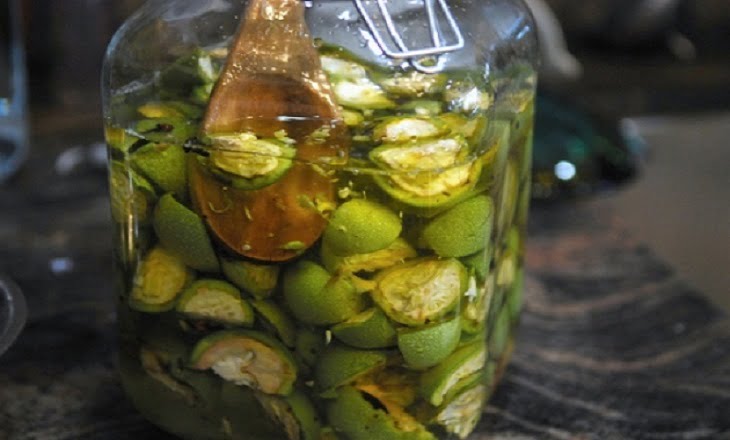 Lichiorul medicinal de nuci verzi curata stomacul si reduce grasimea din ficat