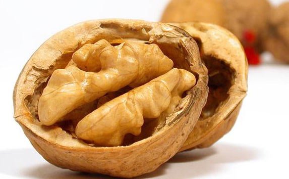 Consumul regulat de nuci poate preveni cancerul la sân